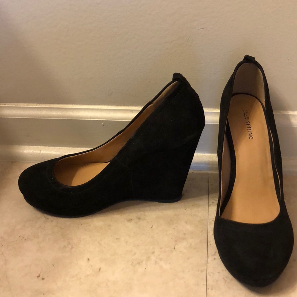 BLACK HEELED WEDGES